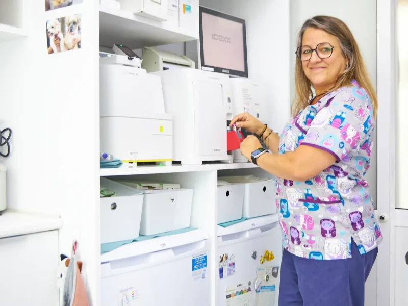Eli con muestra de laboratorio en Europa Centro Veterinario de Badalona