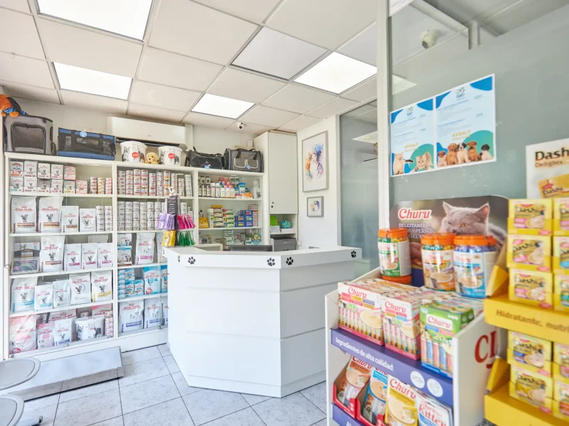 Recepción y tienda de Europa Centro Veterinario de Badalona