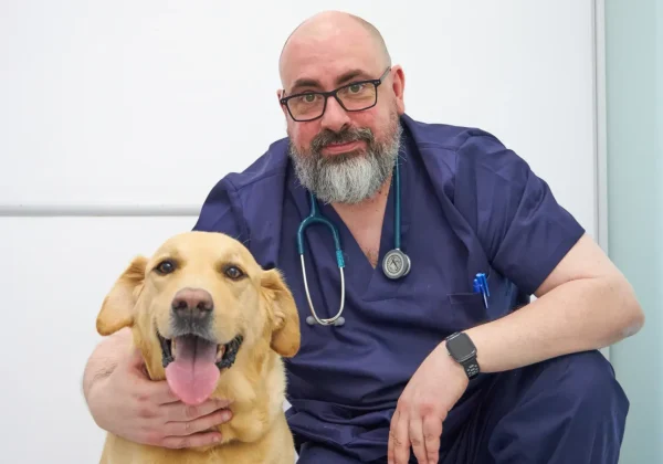 Fernando Arroyo con perro Veterinario Fernando con perro en Europa Centro Veterinario de Badalona