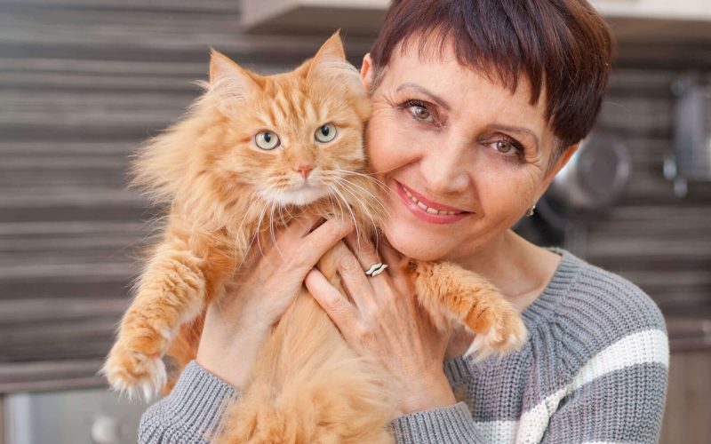 mujer-mayor-gato-cocina mujer-mayor-gato-cocina